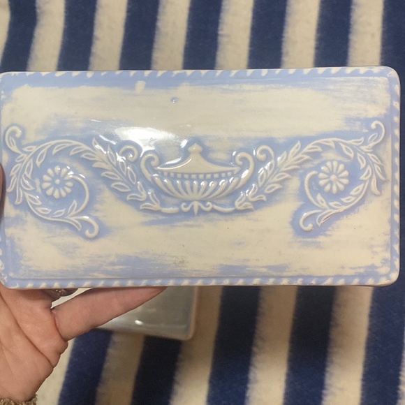 Ceramic White & Blue Trinket Box w/ Lid - Picture 13 of 16